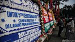 Aksi Warga Selfie dengan Karangan Bunga Perpisahan Anies