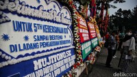 Karangan bunga perpisahan Anies Baswedan terlihat berjejer di Balai Kota, Jakarta. Sejumlah orang pun turut meramaikan acara perpisahan Anies.