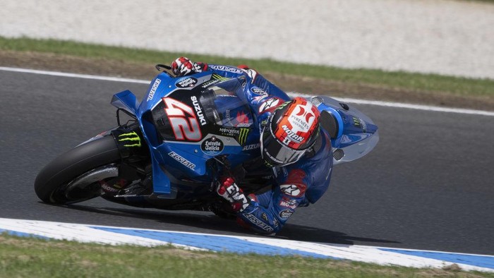 PHILLIP ISLAND, AUSTRALIA - OCTOBER 15: Alex Rins of Spain and Team Suzuki ECSTAR rounds the bend during qualifying for the MotoGP of Australia at Phillip Island Grand Prix Circuit on October 15, 2022 in Phillip Island, Australia. (Photo by Mirco Lazzari gp/Getty Images)