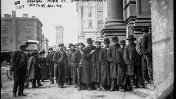 Potret orang-orang yang sedang mengantri mencari pekerjaan sebagai tukang pembersih salju pada tahun 1908. Foto: (vintage.es).