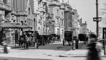 Terihat, bahwa kuda masih menjadi transportasi yang kerap digunakan oleh orang-orang. Foto: (vintage.es).