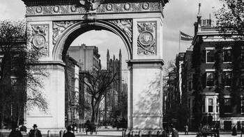 Untuk bangunan dari Washington Square Arch sendiri masih belum berubah sejak tahun 1900. Foto: (vintage.es).