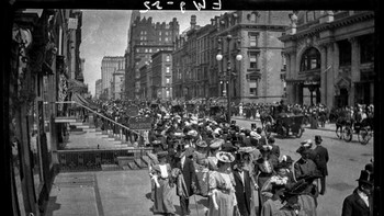 Pakaian yang digunakan saat parade pun terlihat masih tampak formal pada tahun 1901. Foto: (vintage.es).