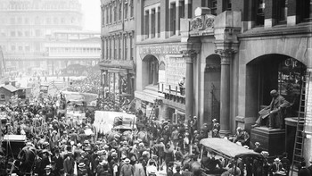Kalau ini penampakan warga yang berada di New York Tribune Building, Spruce and Nassau Streets, pada bulan Januari 1901. Foto: (vintage.es).