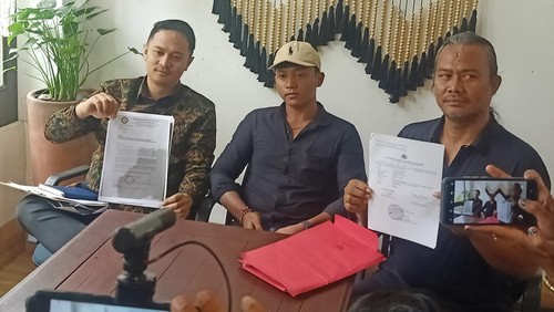 Anak dari Nengah Sariani, Alit Putra (20) didampingi penasehat hukum, Dewa Nyoman Wiesdya Danabrata Parsana di Denpasar, Bali, Minggu (16/10/2022). (Ni Made Lastri Karsiani Putri/detikBali)