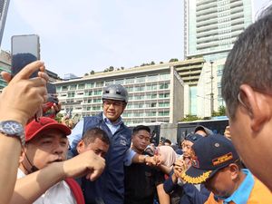 Gowes Bareng Anak dan Menantu ke Bundaran HI, Anies Jadi Rebutan Selfie