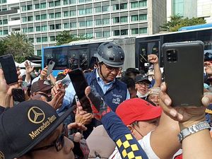 Warga Kerubungi Anies di Kawasan Bundaran HI, Diteriaki Presiden 2024