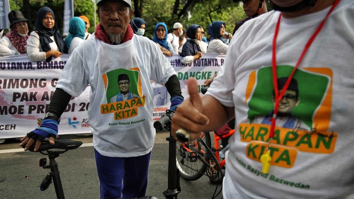Anies Lepas Jabatan, Simpatisan Kumpul di Balai Kota Jakarta Sejumlah pendukung Anies Baswedan hadir di kawasan Balai Kota, Jakarta Pusat, Minggu (16/10/2022). Para pendukung Anies yang hadir dalam acara perpisahan Gubernur DKI Jakarta itu terlihat banyak yang menggunakan atribut dukungan Capres Anies di tahun 2024.