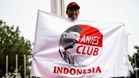 Tidak hanya pakaian khas, simpatisan juga membawa spanduk masing-masing.