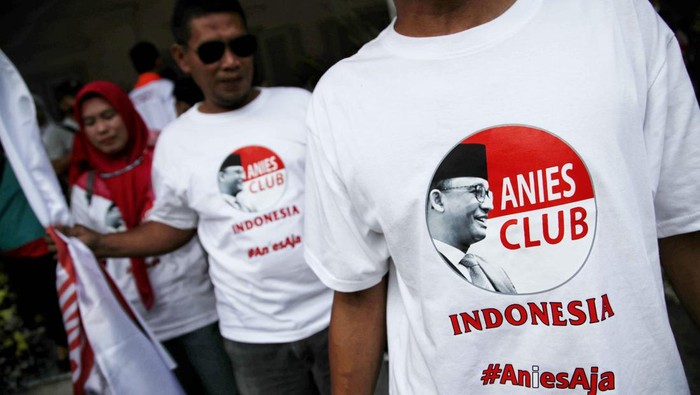 Anies Lepas Jabatan, Simpatisan Kumpul di Balai Kota Jakarta Sejumlah pendukung Anies Baswedan hadir di kawasan Balai Kota, Jakarta Pusat, Minggu (16/10/2022). Para pendukung Anies yang hadir dalam acara perpisahan Gubernur DKI Jakarta itu terlihat banyak yang menggunakan atribut dukungan Capres Anies di tahun 2024.