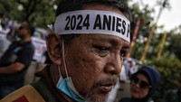Seorang simpatisan menggunakan ikat kepala bertuliskan 2024 Anies Presiden.