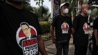 Warga yang menghadiri perpisahan Anies ini nampak berbondong-bondong dan mengenakan seragam khas mereka.