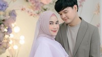 Ex Cherrybelle ini menceritakan suntik pengencer darah di rumah adalah kegiatan rutin sejak ia mengandung. Kondisi ini akan berpengaruh jika ia memutuskan untuk melakukan kelahiran dengan metode bius setengah badan karena ada resiko gumpalan darah. (Foto: Instagram @anisarahma_)