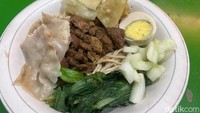 Nah kalau ini menu mie ayam milik Hj.Yatmin. Cukup berbeda dari mie ayam pada umumnya, karena mereka menyajikan mie dengan tambahan telur rebus juga. Unik ya? Foto: Detikcom / Atiqa Rana