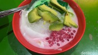  Seperti ini bentuk es campur. Isiannya pun lengkap ada alpukat, potongan daging kelapa, agar-agar, dan juga mutiara kenyal berwarna pink. Foto: Detikcom / Atiqa Rana
