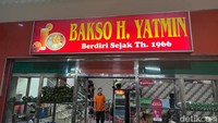 Ada warung makan bakso yang sangat legendaris di Bekasi, namanya Bakso Hj.Yatmin yang sudah buka sejak 1966. Foto: Detikcom / Atiqa Rana