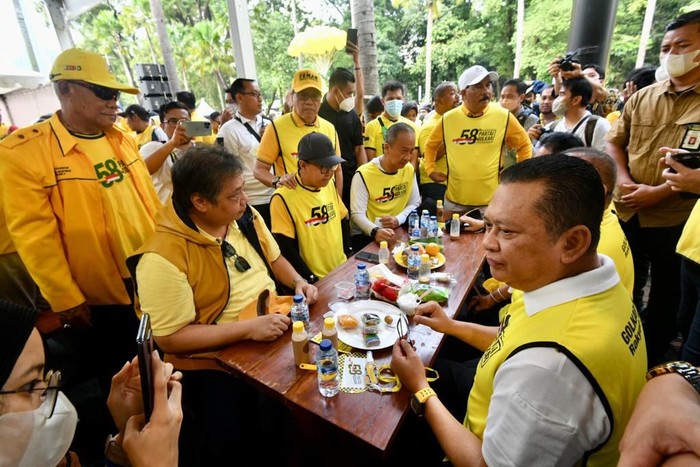 Bamsoet dan Airlangga di Jalan Sehat Golkar