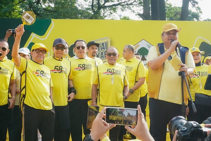 Bamsoet mengikuti acara Jalan Sehat HUT Partai Golkar ke-58 bersama Ketua Umum Partai Golkar Airlangga Hartarto.