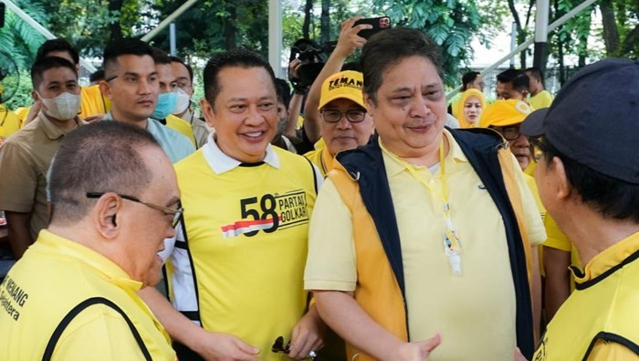 Bamsoet mengikuti acara Jalan Sehat HUT Partai Golkar ke-58 bersama Ketua Umum Partai Golkar Airlangga Hartarto.