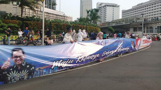 Banner 'Terima Kasih Pak Anies' membentang di Bundaran HI