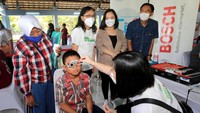 Pemeriksaan mata anak-anak SOS Childrens Villages di Jakarta, Minggu, (16/10/2022). Kegiatan ini akan fokus dengan melakukan pemeriksaan mata kepada 120 anak, termasuk pemberian kacamata korektif. 