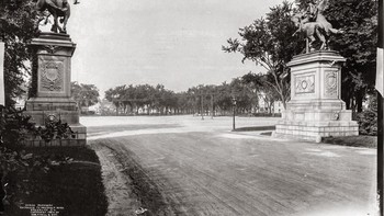 Ini foto pintu masuk Ocean Parkway pada tahun 1904. Foto: (vintage.es).