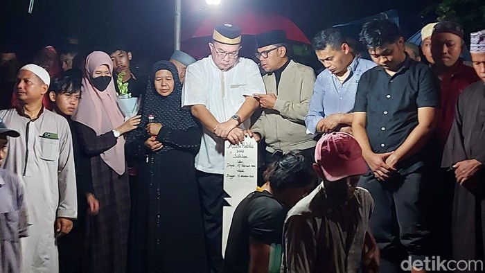 Bima Arya hadiri prosesi pemakaman Adzra Nabila, mahasiswi IPB yang meninggal terseret banjir.