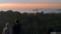 Pengunjung Bukit Harimau, Sekupang, Batam tengah menikmati senja sambil melihat gemerlap lampu Gedung pencakar langit Singapura (Alamudin Hamapu/detikSumut)