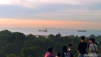 Tempat ini selalu ramai dikunjungi oleh warga. Selain menikmati senja dan matahari terbenam, dari Bukit Harimau ini bisa terlihat gedung pencakar langit yang ada di Singapura. (Alamudin Hamapu/detikSumut)