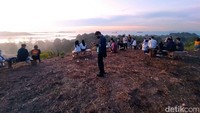 Seorang pengunjung tampak sedang mengabadikan momen saat matahari akan terbenam di Bukit Harimau, Sekupang, Batam. (Alamudin Hamapu/detikSumut)