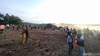 Pengunjung mulai ramai pada Pukul 18.00 WIB untuk melihat matahari terbenam di Bukit Harimau, Sekupang, Batam. (Alamudin Hamapu/detikSumut)