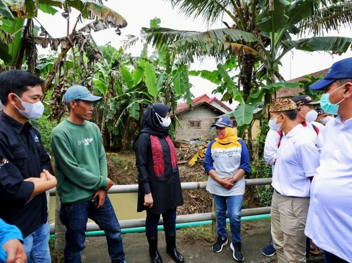 bupati tinjau banjir pesanggran