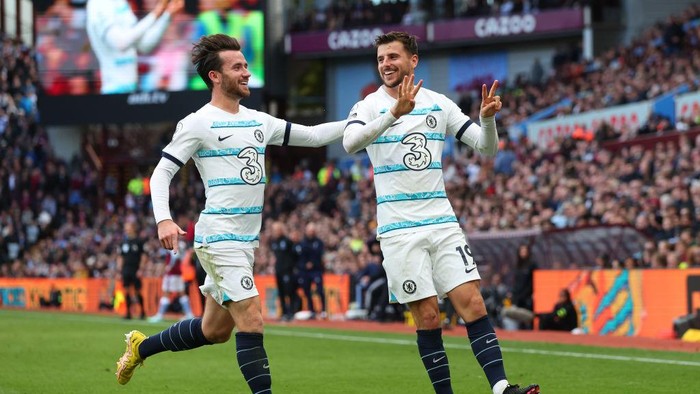BIRMINGHAM, ENGLAND - OCTOBER 16:  Mason Mount of Chelsea celebrates scoring the 2nd goal with Ben Chilwell during the Premier League match between Aston Villa and Chelsea FC at Villa Park on October 16, 2022 in Birmingham, United Kingdom. (Photo by Marc Atkins/Getty Images)