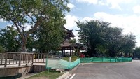 Dalam penataan kawasan mangrove tersebut, Kementerian PUPR membangun fasilitas pembibitan dan persemaian mangrove yang terdiri dari tiga fasilitas bangunan, yakni production house area untuk penanaman bibit, germination house area untuk pengembangan bibit hingga menjadi tunas/kecambah, dan area persemaian untuk mangrove yang sudah setinggi 30-50 cm. (Foto: I Wayan Sui Suadnyana/detikBali)