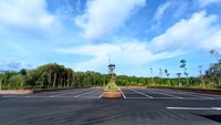 Dalam sebuah papan informasi yang ada di sekitar lokasi, pembangunan showcase mangrove di Tahura Ngurah Rai didukung dengan penataan akses jalan sepanjang 1,2 kilometer dan areal parkir yang dibangun di lahan seluas 2,6 hektare yang dibangun di sebelah timur Waduk Muara. (Foto: I Wayan Sui Suadnyana/detikBali)