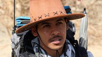 Seorang pria Arab Saudi Abdullah Alsulmi (33) melintasi sebuah gurun di dekat Al-Khasrah, Arab Saudi, saat berjalan kaki menuju Qatar, pada 27 September 2022.