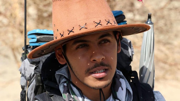 Saudi trekker Abdullah Alsulmi crosses a desert area near al-Khasrah area, some 350Km west of Riyadh, on Septembre 27, 2022, during his solo trek to the Qatari capital ahead of the FIFA World Cup. - The idea hit Alsulmi earlier this year, while he was watching a television show in which a senior Qatari official promised an 