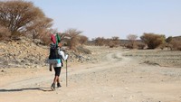Meski Arab Saudi dan Qatar merupakan negara tetangga dan saling berdekatan, tetapi jarak yang harus Alsulmi tempuh cukup jauh. Apalagi jika harus berjalan kaki.