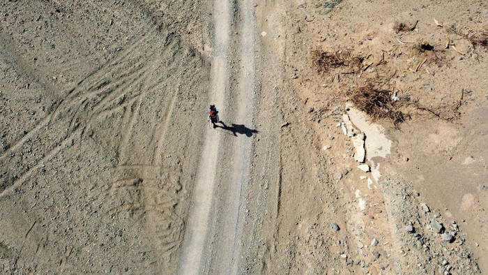 Saudi trekker Abdullah Alsulmi crosses a desert area near al-Khasrah area, some 350Km west of Riyadh, on Septembre 27, 2022, during his solo trek to the Qatari capital ahead of the FIFA World Cup. - The idea hit Alsulmi earlier this year, while he was watching a television show in which a senior Qatari official promised an 