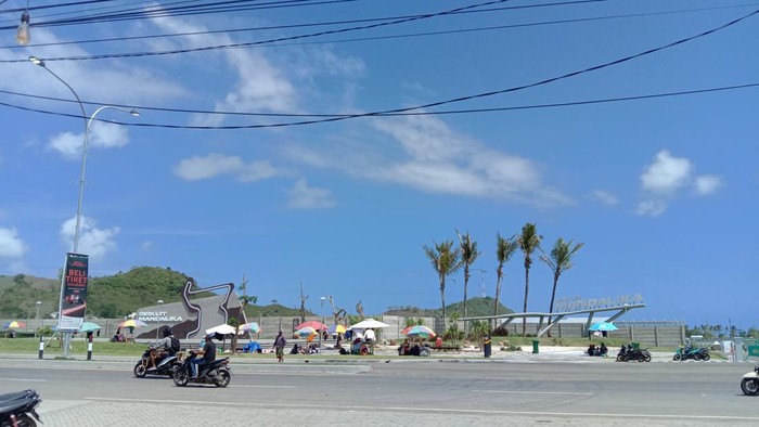 Deretan lapak pedagang asongan yang berjualan di depan area Sirkuit Mandalika.