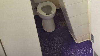 Desain toilet yang bikin tak nyaman. Foto: Bored Panda