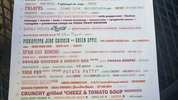 Tulisan di kertas menu sebuah restoran yang bikin selera makan berkurang karena padat sekali. Foto: Bored Panda