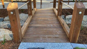 Jembatannya sih bagus, tapi kok ada penghalangnya di depan? Foto: Bored Panda