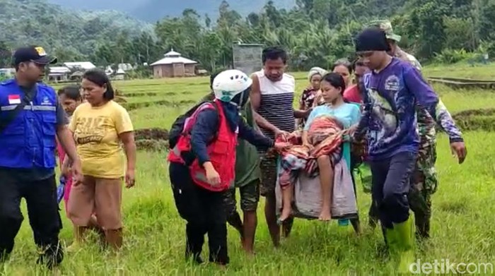 Detik-detik ibu hamil korban banjir di Polewali Mandar dievakuasi menggunakan tandu warga karena hendak melahirkan.