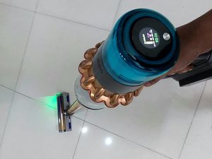 Review Dyson V15 Detect Absolute, Penyedot Debu yang Fun