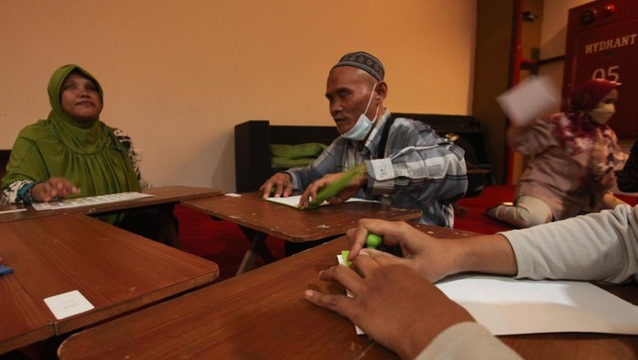 Sejumlah penyandang tunanetra mengikuti lomba menulis Braille saat Festival Tunanetra Mengaji di Surabaya, Jawa Timur, Sabtu (15/10/2022). Kegiatan lomba menulis Al Quran braille dan pentas mengaji digelar Kawan Netra bersama Ikatan Tunanetra Muslim Indonesia (ITMI) yang diikuti sekitar 200 penyandang tunanetra dari berbagai daerah. ANTARA FOTO/Didik Suhartono/rwa.