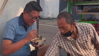 Ketika pagi hari, Krishna Murti lebih senang mencari sarapan di pinggir jalan. Penjual bubur gerobakan sudah diincarnya sembari jalan pagi. Foto: Instagram/krihsnamurti_bd91