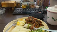 Saat di ruang kerjanya, Krishna Murti lebih senang menyantap masakan rumahan. Menu makan siangnya saat itu hanya nasi putih, telur ceplok dan tumis buncis. Foto: Instagram/krihsnamurti_bd91