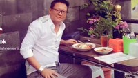 Menyambangi kedai makanan rumahan menjadi rutinitasnya setiap siang. Nasi dan berbagai lauk pauk dipesannya dan dimakan dengan lahap. Foto: Instagram/krihsnamurti_bd91