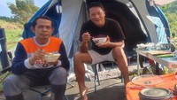 Selain sibuk menjadi anggota Polri, Krishna Murti senang berpetualang di alam. Agar lebih ringkas, dirinya lebih memilih membawa mie instan. Foto: Instagram/krihsnamurti_bd91